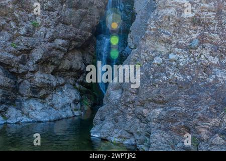 Ruhiger Wasserfall, der Felsvorsprung in einen kleinen Teich stürzt, in Südkorea Stockfoto