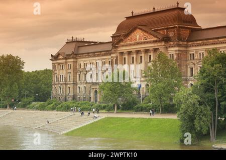 Gebäude des Finanzministeriums über die Elbe in Dresden, Deutschland Stockfoto