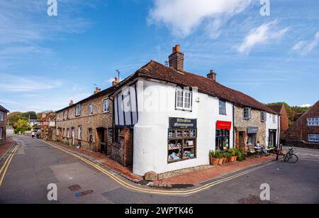 Geschäfte und Teestube auf dem Dorfplatz von Alfriston, einem hübschen historischen Dorf im Bezirk Wealden in East Sussex Stockfoto