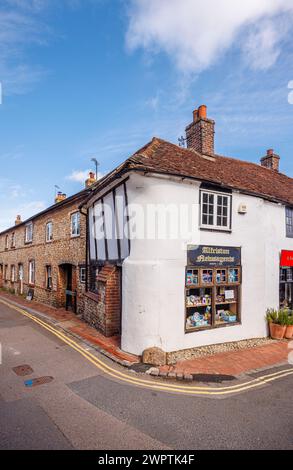 Lokale Zeitungsläden kaufen auf dem Dorfplatz von Alfriston, einem hübschen historischen Dorf im Bezirk Wealden in East Sussex Stockfoto