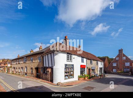 Geschäfte und Teestube auf dem Dorfplatz von Alfriston, einem hübschen historischen Dorf im Bezirk Wealden in East Sussex Stockfoto