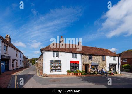 Geschäfte und Teestube auf dem Dorfplatz von Alfriston, einem hübschen historischen Dorf im Bezirk Wealden in East Sussex Stockfoto