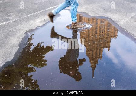 Riga. Lettische Akademie der Wissenschaften. Reflexion in einer Pfütze, Riga, Lettland Stockfoto