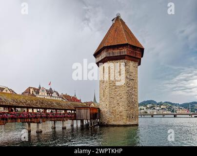 Der ikonische Wasserturm an der Kapellbrücke über die Reuss in Luzern, einer Stadt in der Zentralschweiz Stockfoto