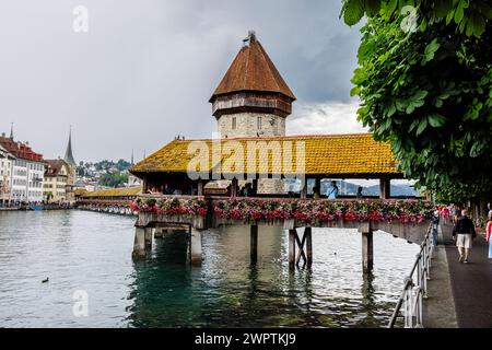 Der ikonische Wasserturm an der Kapellbrücke über die Reuss in Luzern, einer Stadt in der Zentralschweiz Stockfoto