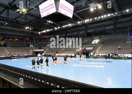 Blick in die leere Halle vor dem Halbfinalspiel Haushahn Final4 zwischen VfL Oldenburg und TuS Metzingen, Porsche Arena, Stuttgart. (Sven Beyrich/SPP) Credit: SPP Sport Press Photo. /Alamy Live News Stockfoto