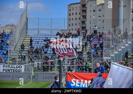 Cagliari, Italien. März 2024. Foto Gianluca Zuddas/LaPresse09-03-2024 Cagliari, Italia - Sport, calcio - Cagliari vs Salernitana - Campionato italiano di calcio Serie A TIM 2023/2024 - Stadio Unipol Domus. Nella Foto: Tifosi Salernitana 9. März 2024 Cagliari, Italien - Sport, Fußball - Cagliari vs Salernitana - Campionato italiano di calcio Serie A TIM 2023/2024 - Unipol Domus Stadium. Im Bild: Supporters of Salernitana“ Credit: LaPresse/Alamy Live News Stockfoto