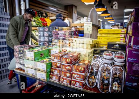 ROTTERDAM: Besucher machen ihren Einkauf in einem türkischen Supermarkt, um während des Fastenmonats Ramadan Iftars vorzubereiten. Während des iftar essen die Muslime das Abendessen nach Sonnenuntergang während des Fastenmonats Ramadan. ANP ROBIN UTRECHT niederlande Out - belgien Out Credit: ANP/Alamy Live News Stockfoto