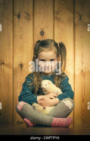 Nettes kleines Mädchen posiert mit Erret im Studio Stockfoto