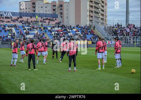 Cagliari, Italien. März 2024. Foto Gianluca Zuddas/LaPresse09-03-2024 Cagliari, Italia - Sport, calcio - Cagliari vs Salernitana - Campionato italiano di calcio Serie A TIM 2023/2024 - Stadio Unipol Domus. Nella Foto: Riscaldamento Salernitana 9. März 2024 Cagliari, Italien - Sport, Fußball - Cagliari vs Salernitana - Campionato italiano di calcio Serie A TIM 2023/2024 - Unipol Domus Stadium. Im Bild: Warm Up Salernitana“ Credit: LaPresse/Alamy Live News Stockfoto