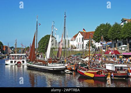 Der Museumshafen in Carolinensiel mit Raddampfer Concordia, Niedersachsen, Ostfriesland, Niedersachsen, Bundesrepublik Deutschland Stockfoto