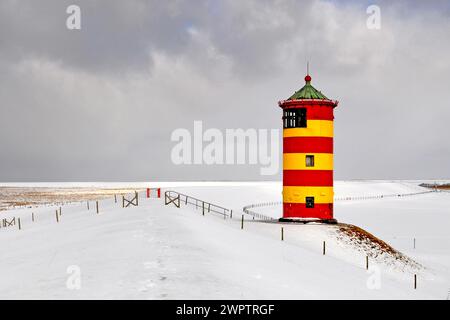 Der Leuchtturm von Pilsum im Winter, Ostfriesland, Niedersachsen, Bundesrepublik Deutschland Stockfoto