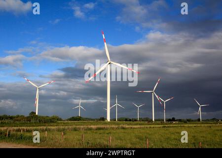 Windräder vor Sturmwolken, Ostfriesland, Niedersachsen, Ostfriesland, Niedersachsen, Bundesrepublik Deutschland Stockfoto