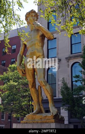 Eine große Reproduktion von Michelangelos David-Skulptur des türkischen Künstlers Serkan Özkaya steht vor dem 21c Museum Hotel in Louisville, Kentucky. Stockfoto