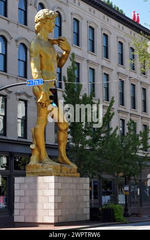 Eine große, goldene Reproduktion von Michelangelos David-Skulptur des türkischen Künstlers Serkan Özkaya befindet sich an einer Ecke in der Innenstadt von Louisville, Kentucky. Stockfoto