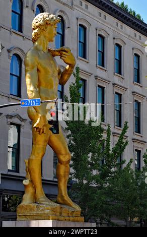 Eine Nachbildung von Michelangelos David-Skulptur des türkischen Künstlers Serkan Özkaya steht vor dem 21c Museum Hotel in der Innenstadt von Louisville, Kentucky. Stockfoto