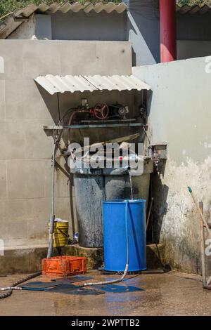 Ein rustikales Hydrauliksystem für eine Autowaschanlage in der unordentlichen Ecke einer Tankstelle in der Stadt Arcabuco im Zentrum Kolumbiens. Stockfoto