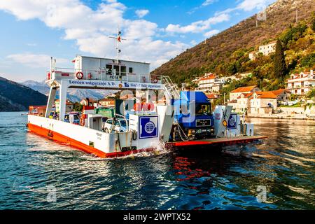 Fahren Sie mit der Fähre nach Kotor, mittelalterliche Stadt Kotor mit verwinkelten Gassen, reich an historischen Sehenswürdigkeiten, Montenegro, Kotor, Montenegro Stockfoto