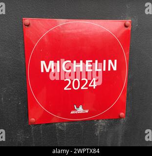 Riga, Lettland - 09 03 2024. Michelin 2024 Schild mit Führerschild an einem Gebäude mit einer schönen und schicken Außenwand des Restaurants. Stockfoto