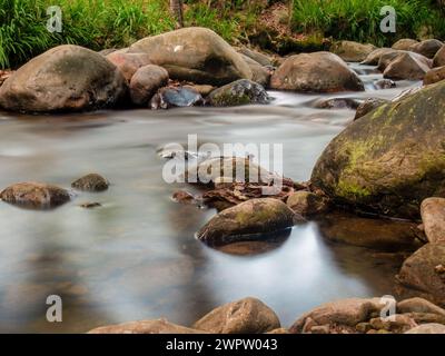 Langzeitaufnahme des Baches und der Felsen im Fluss La Colorada, in den östlichen Andengebirgen in Zentral-Kolumbien. Stockfoto