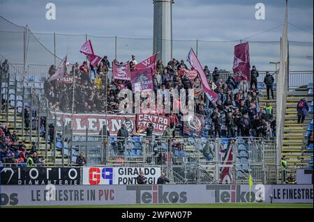 Cagliari, Italien. März 2024. Foto Gianluca Zuddas/LaPresse09-03-2024 Cagliari, Italia - Sport, calcio - Cagliari vs Salernitana - Campionato italiano di calcio Serie A TIM 2023/2024 - Stadio Unipol Domus. Nella Foto: Tifosi Salernitana 9. März 2024 Cagliari, Italien - Sport, Fußball - Cagliari vs Salernitana - Campionato italiano di calcio Serie A TIM 2023/2024 - Unipol Domus Stadium. Im Bild: Supporters of Salernitana“ Credit: LaPresse/Alamy Live News Stockfoto