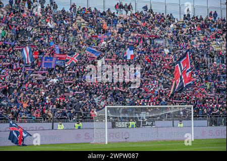 Cagliari, Italien. März 2024. Foto Gianluca Zuddas/LaPresse09-03-2024 Cagliari, Italia - Sport, calcio - Cagliari vs Salernitana - Campionato italiano di calcio Serie A TIM 2023/2024 - Stadio Unipol Domus. Nella Foto: Tifosi Curva Nord Cagliari Calcio 9. März 2024 Cagliari, Italien - Sport, Fußball - Cagliari vs Salernitana - Campionato italiano di calcio Serie A TIM 2023/2024 - Unipol Domus Stadium. Auf dem Bild: Curva Nord Supporters of Cagliari Calcio“ Credit: LaPresse/Alamy Live News Stockfoto