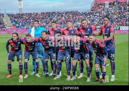Cagliari, Italien. März 2024. Foto Gianluca Zuddas/LaPresse09-03-2024 Cagliari, Italia - Sport, calcio - Cagliari vs Salernitana - Campionato italiano di calcio Serie A TIM 2023/2024 - Stadio Unipol Domus. Nella foto: Schieramento inizio gara Cagliari Calcio 9. März 2024 Cagliari, Italien - Sport, Fußball - Cagliari vs Salernitana - Campionato italiano di calcio Serie A TIM 2023/2024 - Unipol Domus Stadium. Im Bild: Line Up Cagliari Calcio“ Credit: LaPresse/Alamy Live News Stockfoto