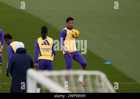 Madrid, Spanien. März 2024. MADRID, SPANIEN - 2024.03.09: Jude Bellingham von Real Madrid CF (R) berührt den Ball unter dem Blickwinkel von Eduardo Camavinga von Real Madrid CF (L) während der Trainingseinheit vor dem 28. Fußballspiel der La Liga zwischen Real Madrid CF und RC Celta im Ciudad Real Madrid in Valdebebas, Madrid. Spanien am 09. März 2024 Credit: SOPA Images Limited/Alamy Live News Stockfoto