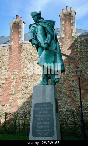 Eine Bronzestatue von Charles Armand Tuffin, Marques de la Rouerie, Held des Amerikanischen Unabhängigkeitskrieges, Fougeres, Normandie, Frankreich, Europa Stockfoto