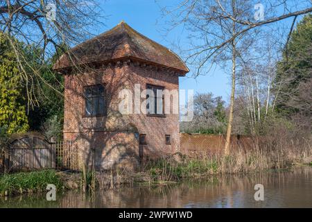 John Donne Summer House, ein Backsteinturm am Fluss Wey bei Ripley, Surrey, England, Großbritannien, wo der Dichter und Dekan von St. Pauls 1600-1604 lebte Stockfoto