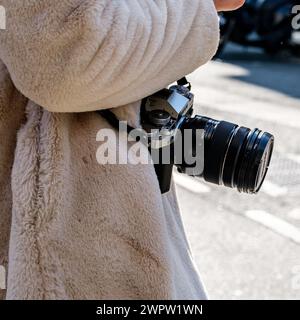 Soho, London UK, 08. März 2024, anonyme Frau mit Fujifilm Digitalkamera mit Objektiv Stockfoto