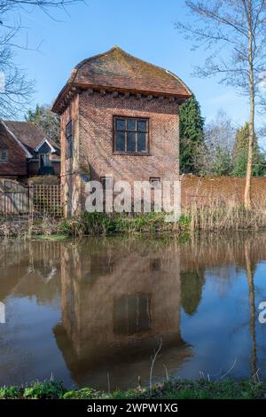 John Donne Summer House, ein Backsteinturm am Fluss Wey bei Ripley, Surrey, England, Großbritannien, wo der Dichter und Dekan von St. Pauls 1600-1604 lebte Stockfoto