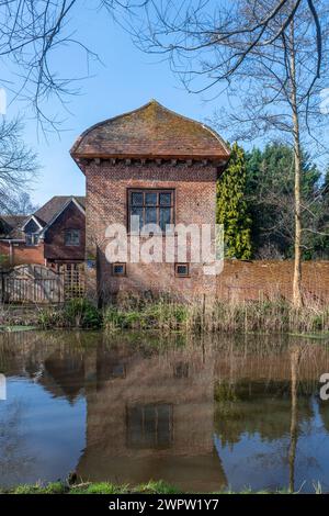 John Donne Summer House, ein Backsteinturm am Fluss Wey bei Ripley, Surrey, England, Großbritannien, wo der Dichter und Dekan von St. Pauls 1600-1604 lebte Stockfoto