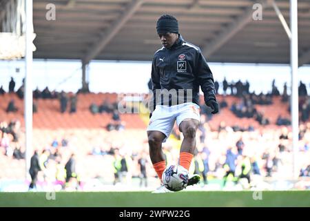 Blackpool, Großbritannien. März 2024. Karamoko Dembele von Blackpool während des Vorspiels für das Sky Bet League 1 Spiel Blackpool vs Portsmouth in der Bloomfield Road, Blackpool, Vereinigtes Königreich, 9. März 2024 (Foto: Ashley Crowden/News Images) in Blackpool, Vereinigtes Königreich am 9. März 2024. (Foto: Ashley Crowden/News Images/SIPA USA) Credit: SIPA USA/Alamy Live News Stockfoto