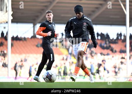 Blackpool, Großbritannien. März 2024. Karamoko Dembele von Blackpool während des Vorspiels für das Sky Bet League 1 Spiel Blackpool vs Portsmouth in der Bloomfield Road, Blackpool, Vereinigtes Königreich, 9. März 2024 (Foto: Ashley Crowden/News Images) in Blackpool, Vereinigtes Königreich am 9. März 2024. (Foto: Ashley Crowden/News Images/SIPA USA) Credit: SIPA USA/Alamy Live News Stockfoto