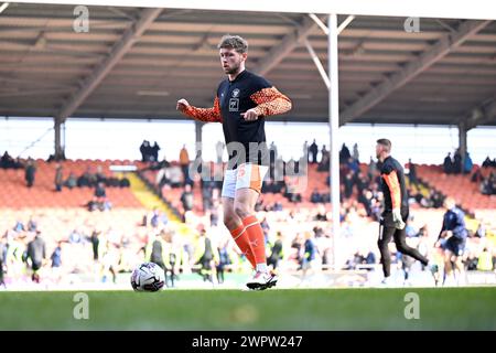 Blackpool, Großbritannien. März 2024. Matthew Pennington von Blackpool während des Vorspiels zum Sky Bet League 1 Spiel Blackpool gegen Portsmouth in der Bloomfield Road, Blackpool, Vereinigtes Königreich, 9. März 2024 (Foto: Ashley Crowden/News Images) in Blackpool, Vereinigtes Königreich am 9. März 2024. (Foto: Ashley Crowden/News Images/SIPA USA) Credit: SIPA USA/Alamy Live News Stockfoto