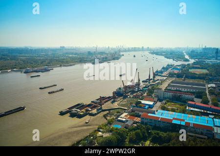 Drohnenblick auf den schiffbaren Fluss in der Stadt Stockfoto