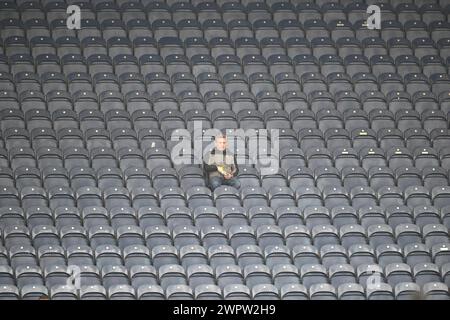 Deepdale, Preston, Großbritannien. März 2024. EFL Championship Football, Preston North End gegen Stoke City; Ein begeisterter Preston North End-Fan genießt seinen Snack allein auf der Tribüne vor dem Spiel Credit: Action Plus Sports/Alamy Live News Stockfoto