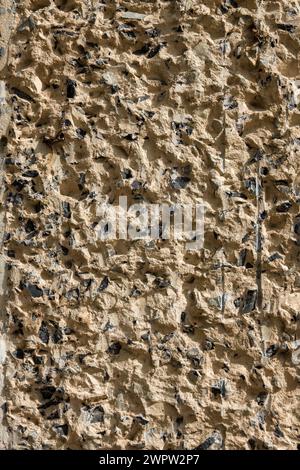 Makrofotografie der Textur des Betons in einer Wand, beleuchtet von der Nachmittagssonne, auf einer Baustelle in den östlichen Andengebirgen. Stockfoto