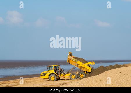 Volvo A30G Müllkipper des Werkes Tru, der Instandhaltungsarbeiten an der Küste des Wash am Strand von Snettisham, Norfolk, durchführt. Stockfoto