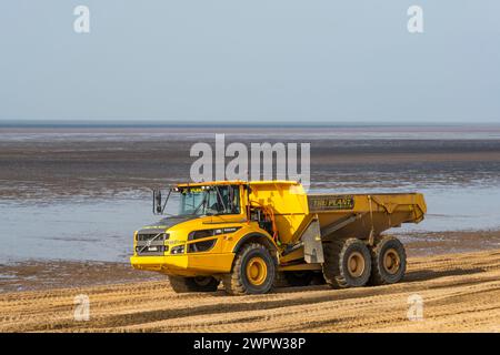 Volvo A30G Müllkipper des Werkes Tru, der Instandhaltungsarbeiten an der Küste des Wash am Strand von Snettisham, Norfolk, durchführt. Stockfoto