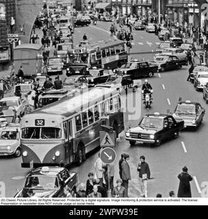 Am Tag, an dem Schweden auf der linken Seite fuhr, wurde es auf der rechten Straßenseite gefahren. Bild aus dem Moment um 5 Uhr. Am 3 1967. september, als Autos die Seite wechseln und von links nach rechts gehen. Ein großes Ereignis, bei dem Befürchtungen geäußert wurden, dass die Unfälle aufgrund der Verschiebung viele sein würden, aber stattdessen stellte sich heraus, dass dies der umgekehrte Weg war. Die Stockholmer Straße Kungsgatan. Stockfoto