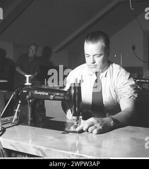 Ein Mann an einer Nähmaschine im Jahr 1943. Ein gut gekleideter Herr in Hemd und Krawatte sitzt an einer Husqvarna Nähmaschine und näht. 1943. Kristoffersson Ref. E129-5 Stockfoto