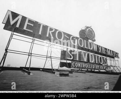 Metro-Goldwyn-Mayer. (MGM) ist ein US-amerikanisches Medienunternehmen, das sich auf Film- und Fernsehproduktion und -Vertrieb spezialisiert hat. Gegründet am 17. April 1924 mit Sitz in Beverly Hills, Kalifornien. MGM wurde von Marcus Loew gegründet, indem Metro Pictures, Goldwyn Pictures und Louis B. Mayer Pictures zu einem Unternehmen zusammengeführt wurden. Es stellte eine Reihe bekannter Schauspieler als Kontrahenten ein – sein Slogan lautete „mehr Stars als es im Himmel gibt“ – und wurde bald Hollywoods renommierteste Filmfirma, die populäre Musikfilme produzierte und zahlreiche Academy Awards gewann. MGM besaß auch ein Filmgestüt Stockfoto