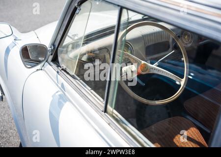 LINTHE, DEUTSCHLAND - 27. MAI 2023: Innenraum des Kleinwagens Trabant 600. Die Oldtimer Show 2023. Stockfoto