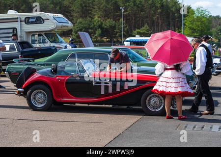 LINTHE, DEUTSCHLAND - 27. MAI 2023: Die Besucher und Gäste der Ausstellung auf dem Parkplatz. Die Oldtimer Show 2023. Stockfoto