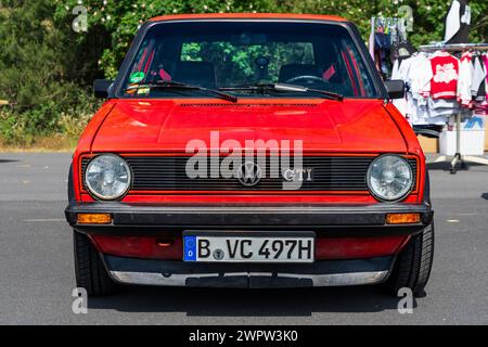 LINTHE, DEUTSCHLAND - 27. MAI 2023: Der kleine Familienwagen Volkswagen Golf GTI Mk1. Die Oldtimer Show 2023. Stockfoto