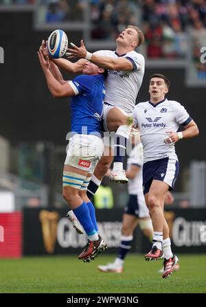 Italiens Michele Lamaro (links) und Schottlands Duhan van der Merwe während des Guinness Six Nations Matches im Stadio Olimpico in Rom. Bilddatum: Samstag, 9. März 2024. Stockfoto