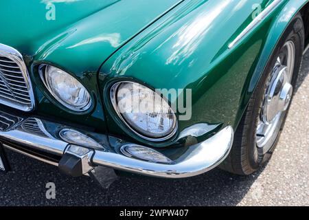LINTHE, DEUTSCHLAND - 27. MAI 2023: Das Fragment des Luxuswagens Jaguar XJ12 Series 2, 1975. Die Oldtimer Show 2023. Stockfoto