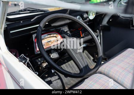 LINTHE, DEUTSCHLAND - 27. MAI 2023: Innenraum des Economy Car Citroen 2CV. Die Oldtimer Show 2023. Stockfoto